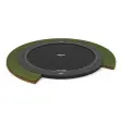 Rund BERG Elite FlatGround trampolin uden net, grå kantpude i niveau med græsset i et snit af jord og græs
