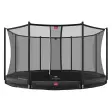 Bred, rund BERG Favorit InGround trampolin med gråt kantdække og Safety Net Comfort, fotograferet på hvid baggrund