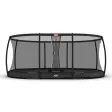 Bred oval BERG Grand Champion InGround med Safety Net Deluxe og buede netstolper, set forfra mod hvid baggrund