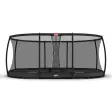 BERG Grand Elite InGround, oval trampolin med Elite-mærke på kantpuden og buet Safety Net Deluxe, hvid baggrund