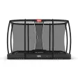 BERG Ultim Champion InGround med buede netstolper og Safety Net Deluxe, rektangulær trampolin i grå på hvid baggrund