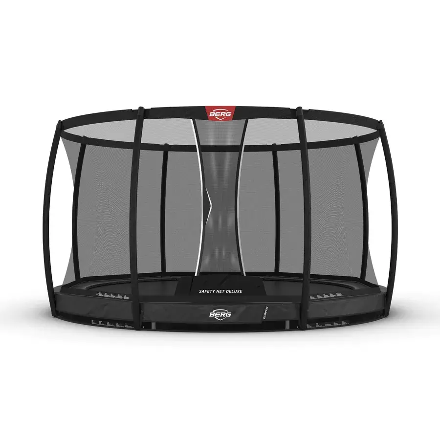Rund BERG Champion InGround trampolin med mørk kantpude og buet Safety Net Deluxe, set forfra mod hvid baggrund