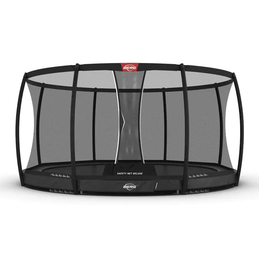 Bred BERG Champion InGround trampolin med Champion-mærket kantpude og højt Deluxe-net på buede stænger, hvid baggrund