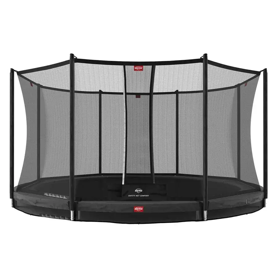 Bred, rund BERG Favorit InGround trampolin med gråt kantdække og Safety Net Comfort, fotograferet på hvid baggrund