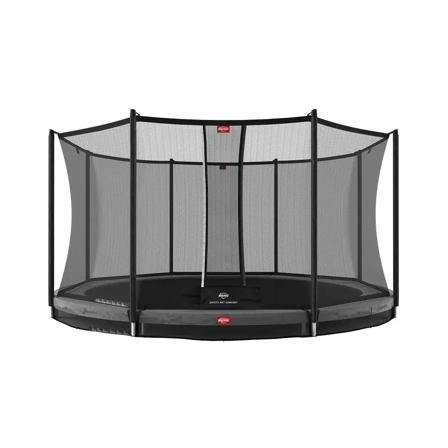 Stor rund BERG Favorit InGround trampolin med gråt kantdække og Comfort-net på lige stænger, set forfra på hvid baggrund