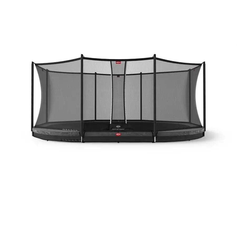 Oval BERG Grand Favorit InGround trampolin med grå kant og Safety Net Comfort på lige stolper, hvid baggrund