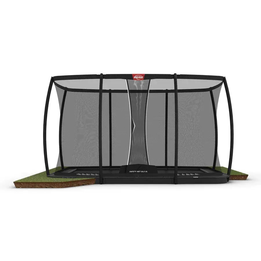 Rektangulær BERG Ultim trampolin i niveau med græsset, omgivet af Safety Net DLX XL med buede stolper og mærkat på indgangen