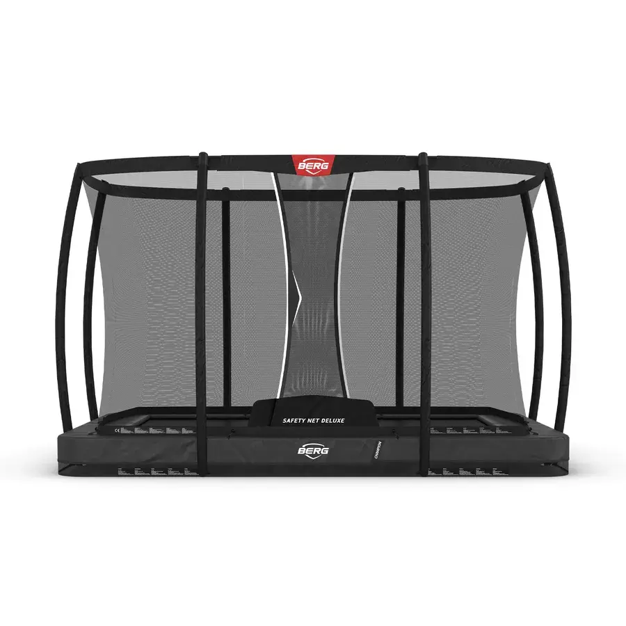 BERG Ultim Champion InGround med buede netstolper og Safety Net Deluxe, rektangulær trampolin i grå på hvid baggrund